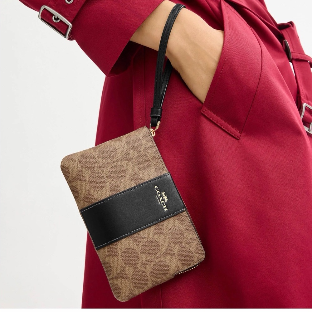 New Coach Signature Wristlet